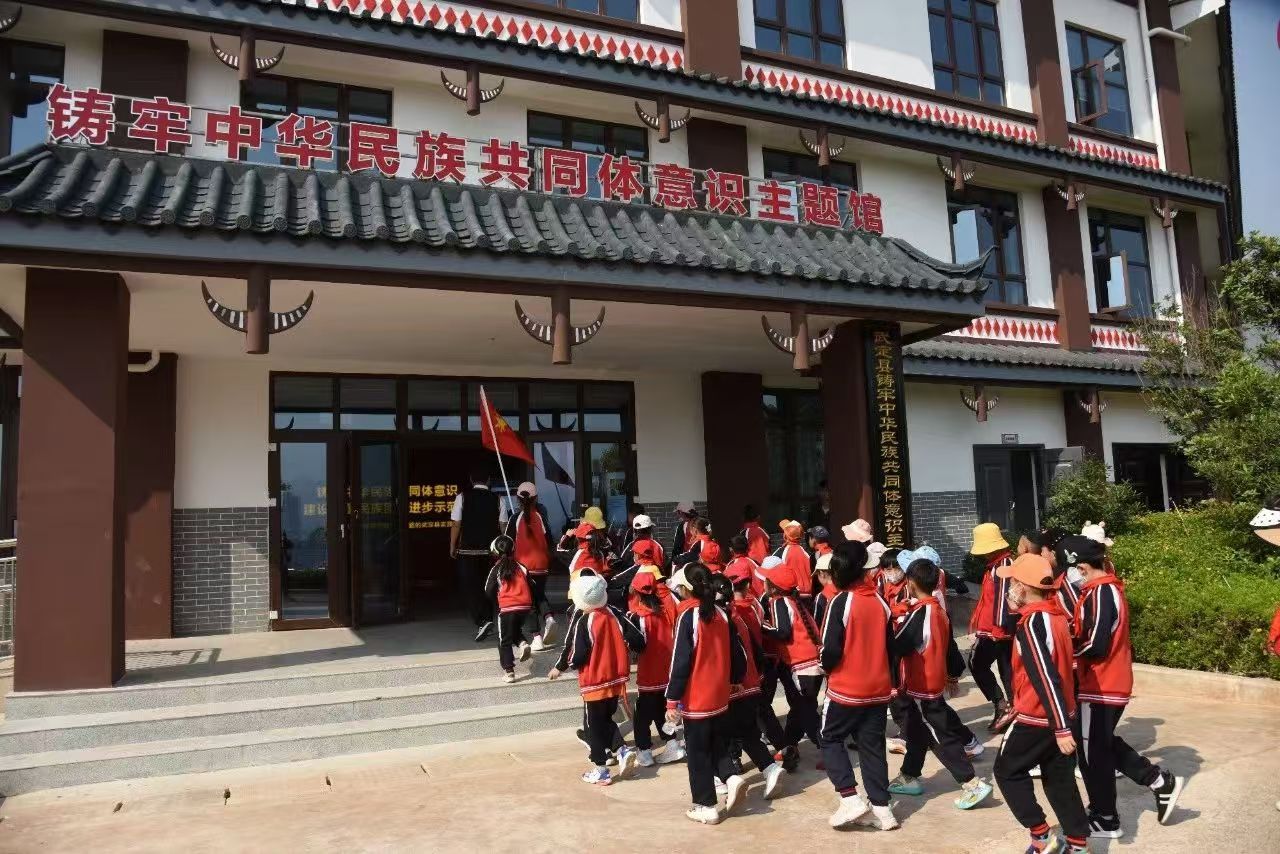 各族青少年参观铸牢中华民族共同体意识主题馆.jpg