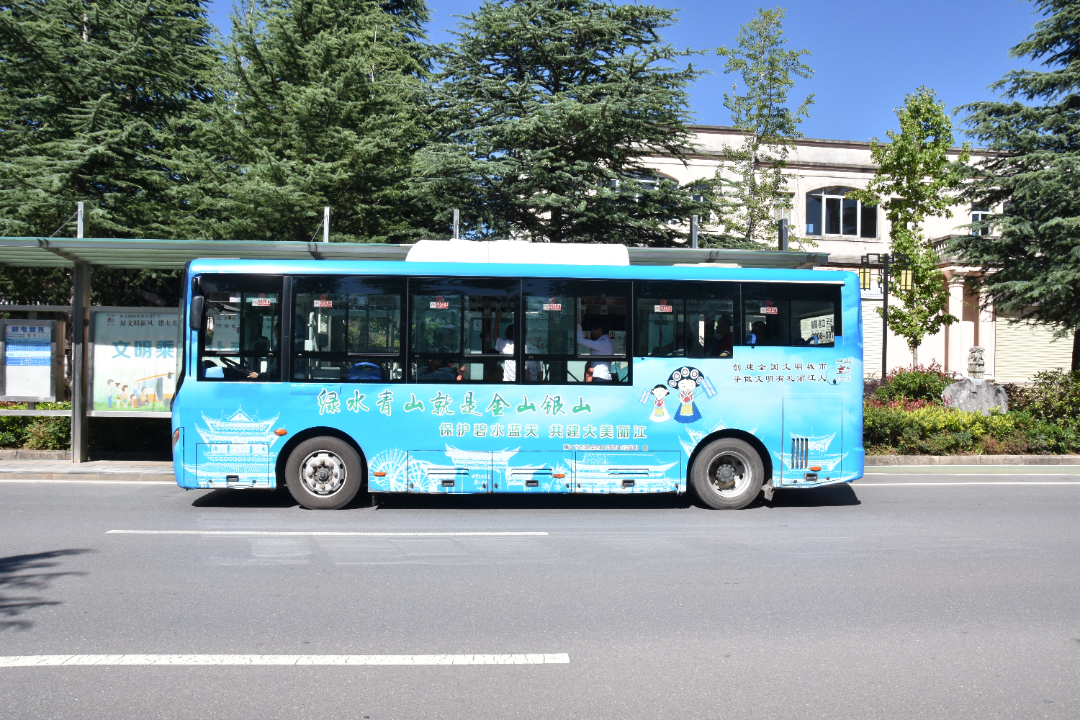 丽江公交车图片