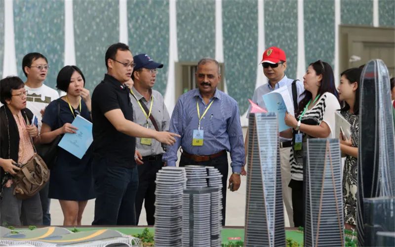 南亚东南亚媒体记者参观滇池国际会展中心。记者 周灿 摄.jpg 图片