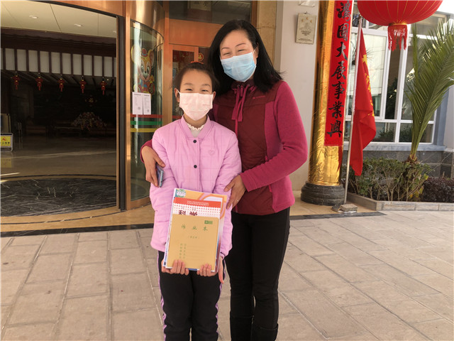 【暖心故事】湖北小朋友在丽江收到了新课本！